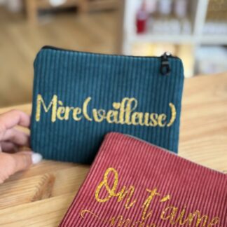2 pochettes écrites dessus merveilleuse et on t'aime maman