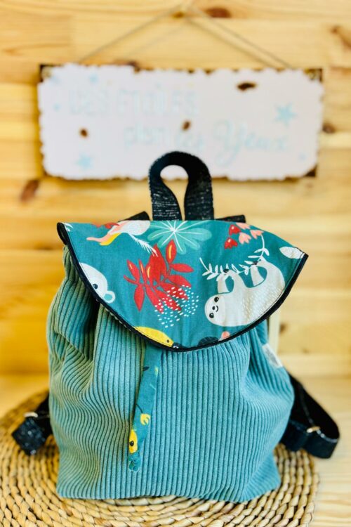 Sac à dos enfant velours côtelé Vert Eucalyptus – Motif Paresseux – Idéal Maternelle